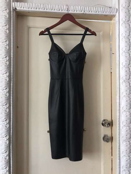 Чёрное платье миди из экокожи Xs в Уфе