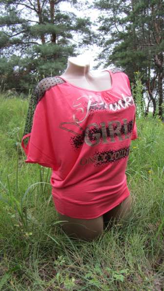 Красная женская футболка с надписями в 
