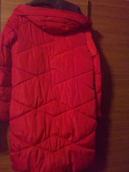 Красная куртка зимняя в хорошем состояние