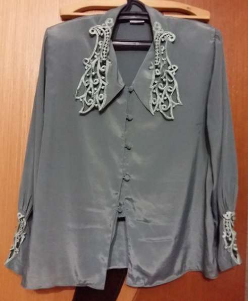 Блузка серая с красивым кружевным воротником размер 46-48
