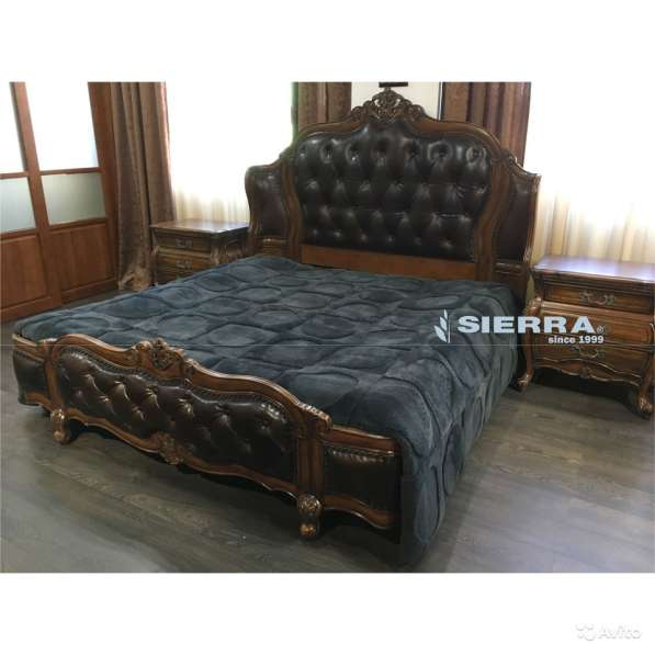 Кровать в комплекте с тумбочками