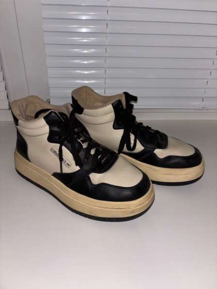 Кроссовки высокие женские