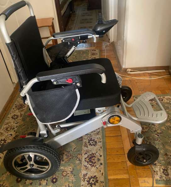 Складная инвалидная коляска с электроприводом