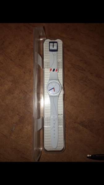 Часы Swatch «бумажный самолётик»