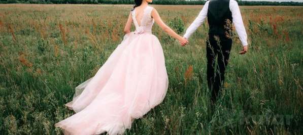 Свадебное платье пудрового цвета в фото 3