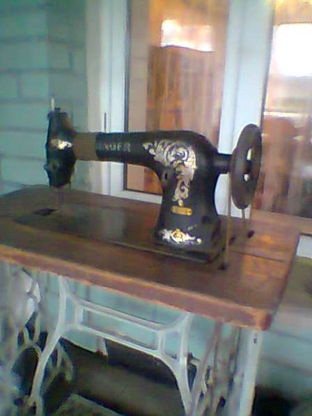 Продам старинную швейную машинку с ножным управлением