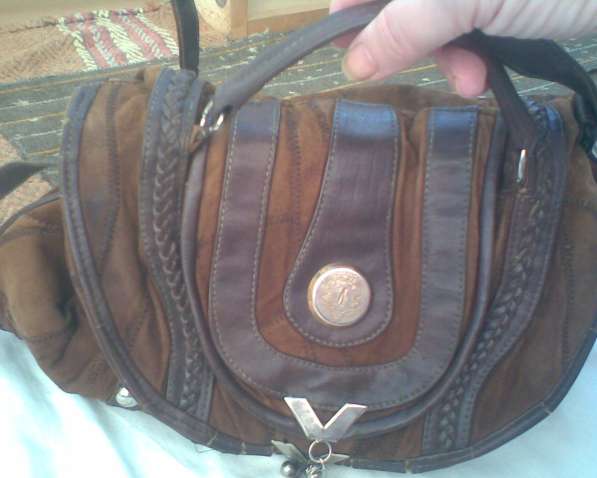 Замшевая сумочка, отделанную коричневой натуральной кожей в 