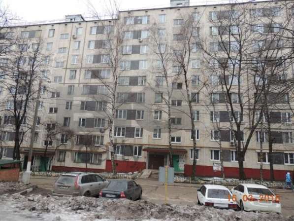 Продам трехкомнатную квартиру в Москве. Жилая площадь 60 кв.м. Этаж 9. Есть балкон.