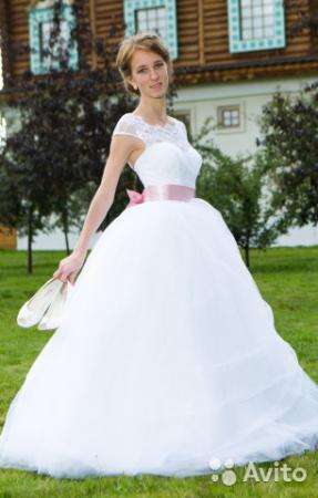 Продаю шикарное кружевное свадебное платье в Москве