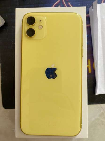 IPhone 11 жёлтый