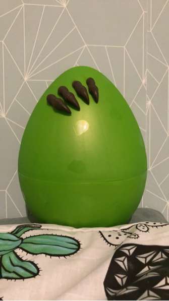Продаю пластмассовая зелёное яйцо 30 см высоту 22 см в ширну