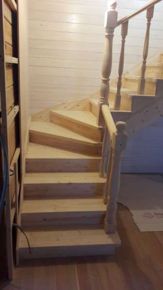 Изготовление не типовых лестницы из клееного массива дерева.