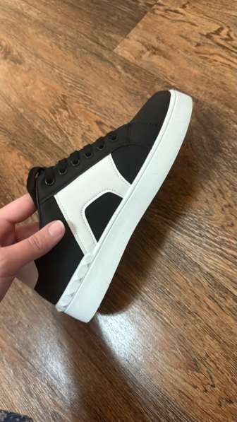 Кроссовки женские