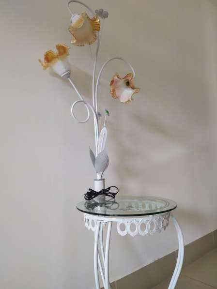 Торшер со столиком в белом цвете в Омске фото 8