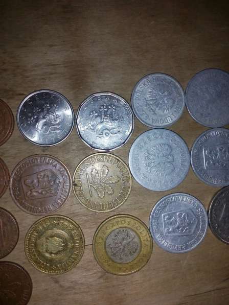 Монеты и купюра в фото 5