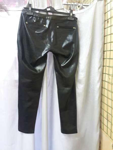 Женские черные брюки "под кожу" в фото 3