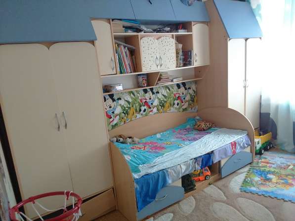 Детская мебель: кровать, 2 шкафа, полка