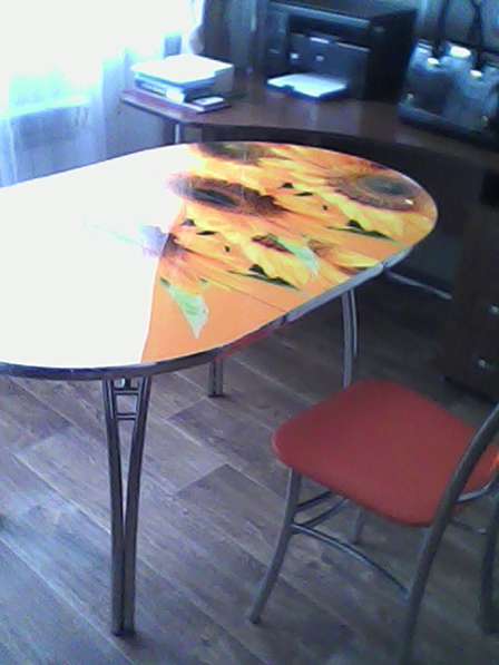 Продам новый стеклянный стол и два стула