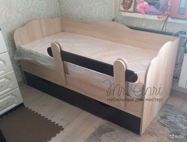 Кровать детская с ящиками для белья и бортом