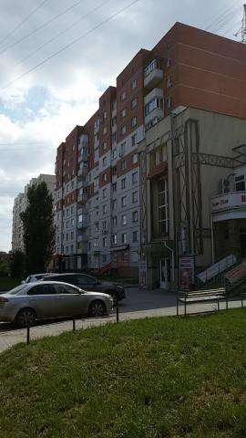 Продам двухкомнатную квартиру в Воронеже. Жилая площадь 63 кв.м. Дом кирпичный. Есть балкон.