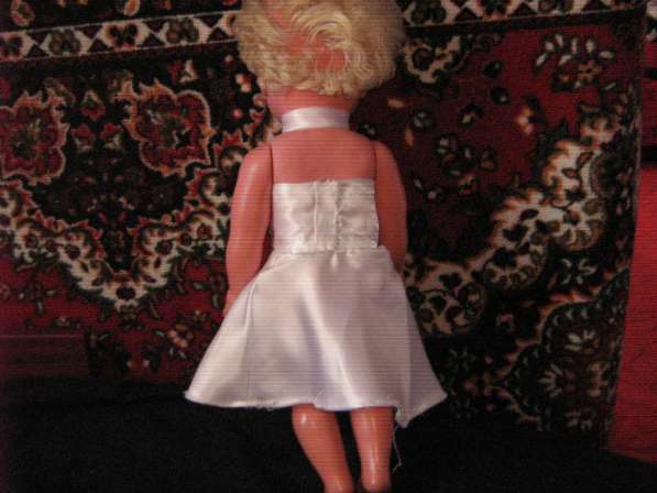 Кукла в белом платье в фото 3