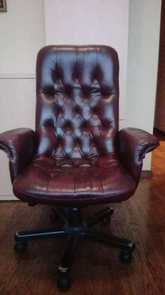 Продам комплект из натуральной кожи диван и два кресла Честе в фото 3