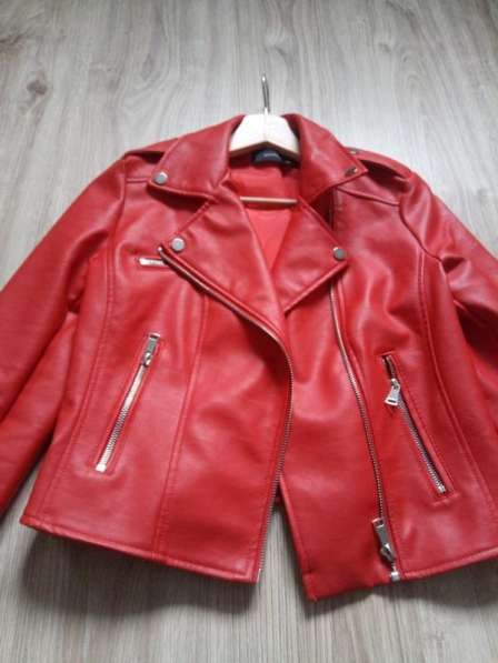 Красная куртка из эко коже! Reserved размер 42! 700 гр в фото 3