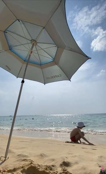 Пляжный зонт в чехле