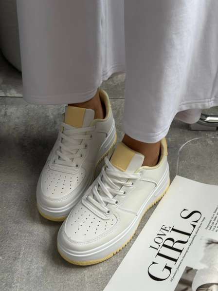 Кроссовки женские