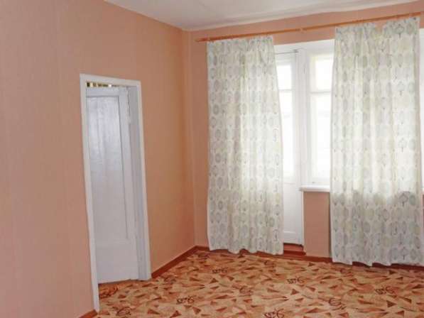 Продам двухкомнатную квартиру в Подольске. Жилая площадь 42 кв.м. Этаж 2. Дом кирпичный. 
