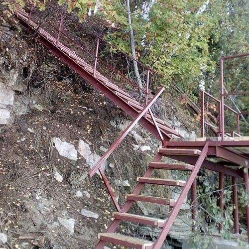 Лестница металлическая - спуск к реке