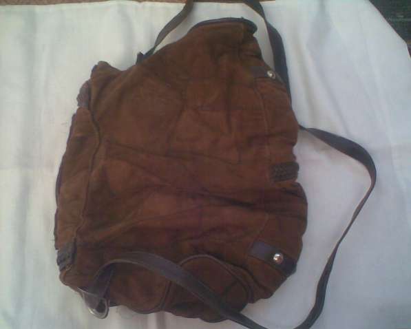 Замшевая сумочка, отделанную коричневой натуральной кожей в фото 4