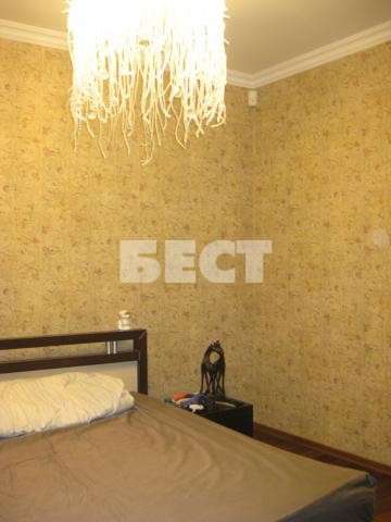 Продам трехкомнатную квартиру в Москве. Жилая площадь 80,20 кв.м. Дом кирпичный. Есть балкон.