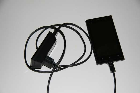 HTC 4G MAX б/у с зарядным устройством оригинальным