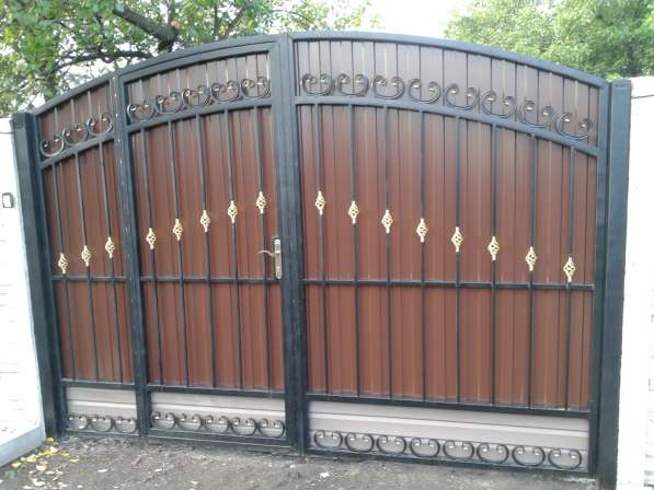 Металлические двери, решетки, ворота, заборы в фото 5