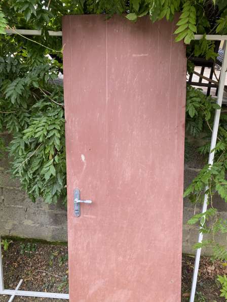 Металлическая дверь с оконной рамой-решеткой в Москве