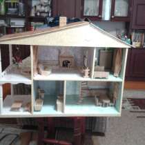 Продаю деревянный кукольный домик ручной работы с мебелью, в Сочи