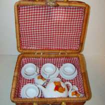 Кукольный сервиз в чемоданчике плетёном из лозы (T328), в Москве