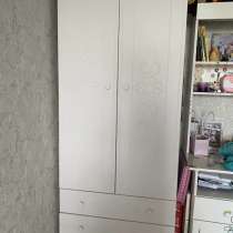 Шкаф, белого цвета с узорами, в Якутске