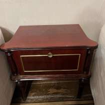 Продам тумбочку из красного дерева, в Волоколамске