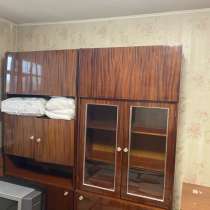 Отдам стенку полированную темно-коричневую 4 секции, в Челябинске