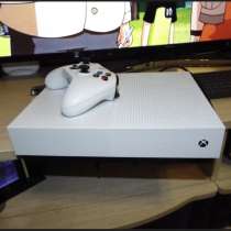 Продам xbox one s с двумя джостиками, в Нерюнгрях