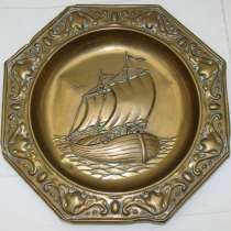 Тарелка декоративная с чеканкой Парусник (X587), в Москве