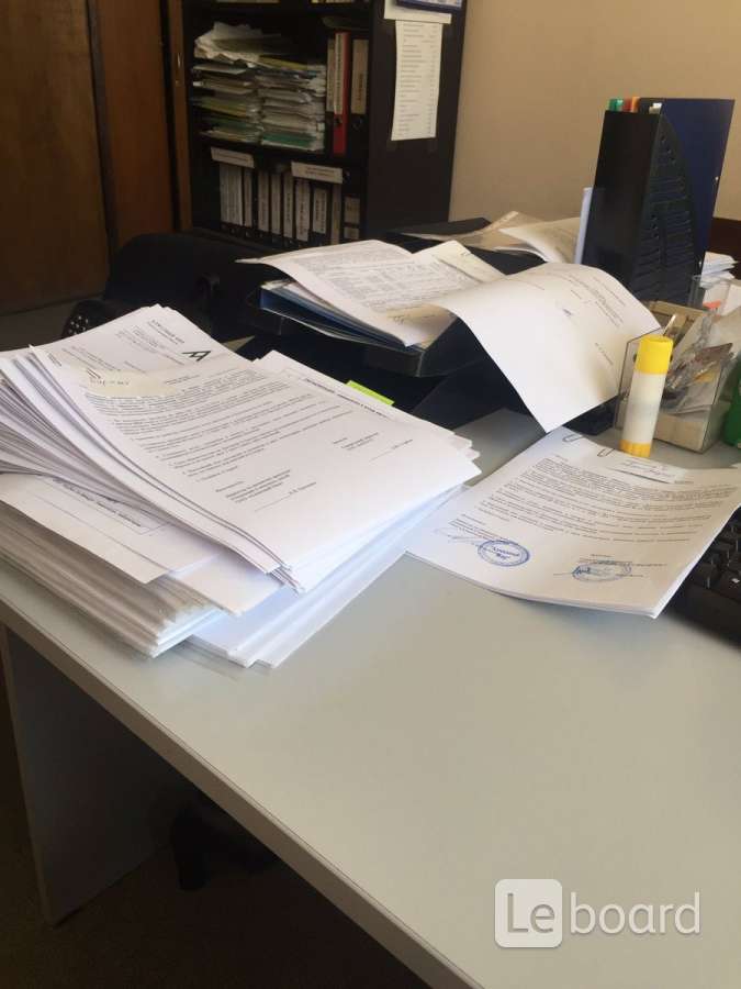 Бумаги на столе. Стол с документами в кабинете. Документы на столе. Стол заваленный бумагами.